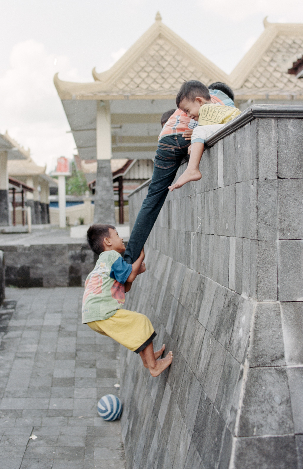 Spielende Kinder in Yogyakarta, Indonesien