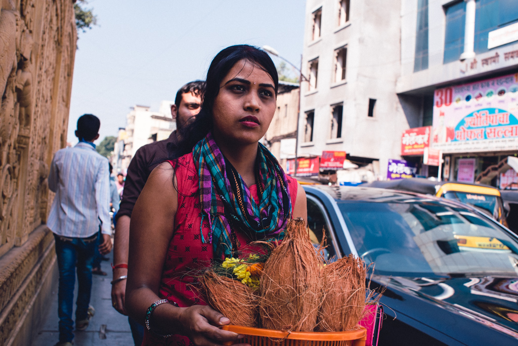 Frau in Pune, Indien